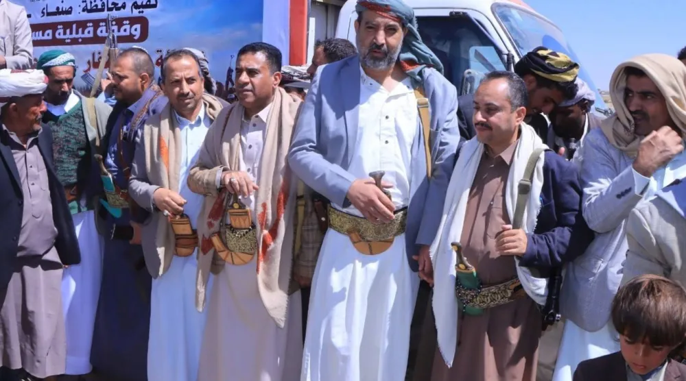 وجهاء موالون للحوثيين لدى مشاركتهم في وقفة تعبوية غرب صنعاء (إكس)
