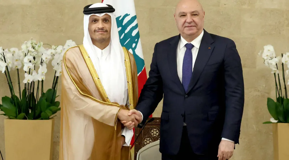 الرئيس اللبناني جوزيف عون مرحّباً برئيس مجلس الوزراء وزير الخارجية القطري الشيخ محمد بن عبد الرحمن بن جاسم آل ثاني في بيروت (أ.ف.ب - الرئاسة اللبنانية)