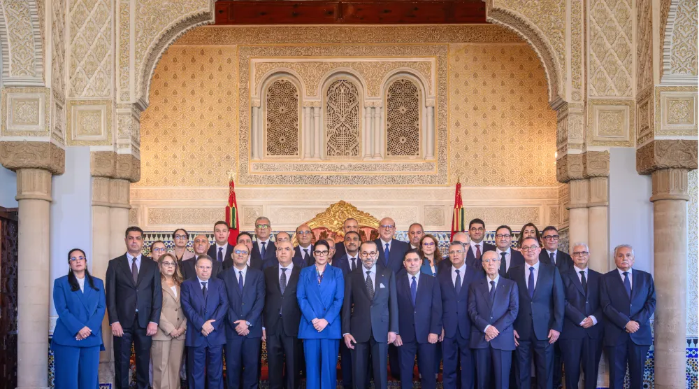 صورة العاهل المغربي الملك محمد السادس بمعية الحكومة الجديدة برئاسة فاطمة الزهراء المنصوري (وكالة المغرب العربي للأنباء)