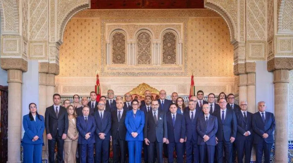 العاهل المغربي الملك محمد السادس خلال ترؤسه اليوم الجمعة بالقصر الملكي بالرباط مراسم تعيين أعضاء الحكومة الجديدة (ماب)