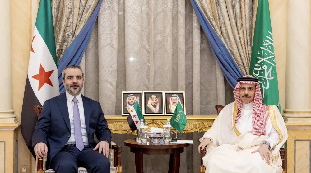 الأمير فيصل بن فرحان مستقبلاً الوزير أسعد الشيباني في الرياض الجمعة (الخارجية السعودية)