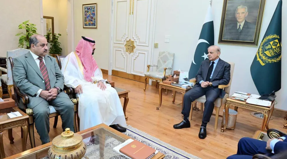 رئيس الوزراء الباكستاني محمد شهباز شريف لدى لقائه السفير السعودي في إسلام آباد الدكتور راجح البقمي (السفارة)