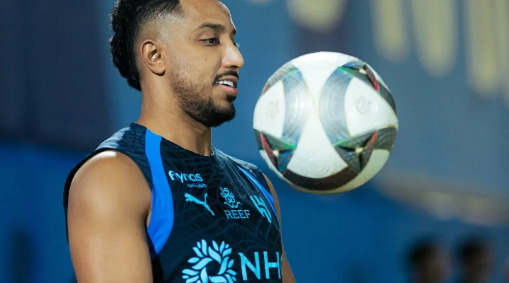 سالم يداعب الكرة خلال تدريبات الهلال (النادي)