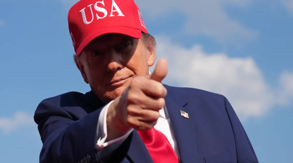 الرئيس الأميركي دونالد ترمب أثناء وصوله يوم أمس إلى تجمع انتخابي في دالتون بولاية جورجيا (ا.ب)