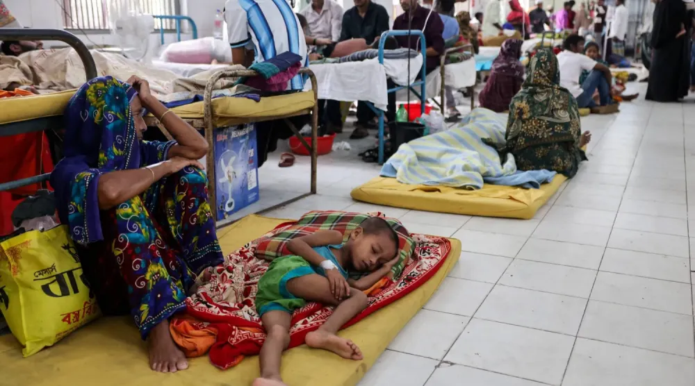 Bangladeş’in Sylhet kentinde bulunan Şehit Şemseddin Ahmed Hastanesi’ndeki kızamık izolasyon koğuşunda yerde tedavi gören hastalar (Reuters)