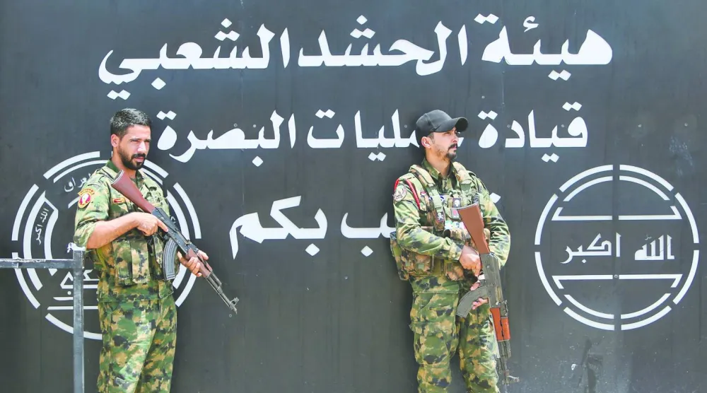 أفراد من «الحشد الشعبي» العراقي في حالة حراسة خارج مقر قيادة عمليات البصرة 29 يوليو 2026 (رويترز)