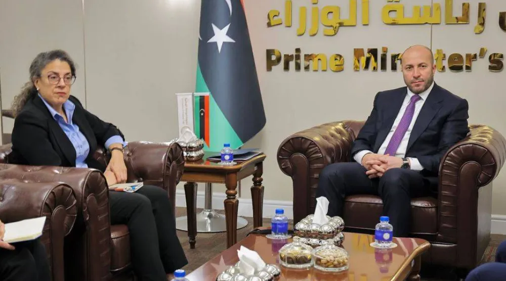 وزير الحكم المحلي المكلف في حكومة «الوحدة» محمد بن غلبون ونائبة مبعوثة الأمم المتحدة ستيفاني خوري خلال لقاء في طرابلس الخميس (وزارة الحكم المحلي)
