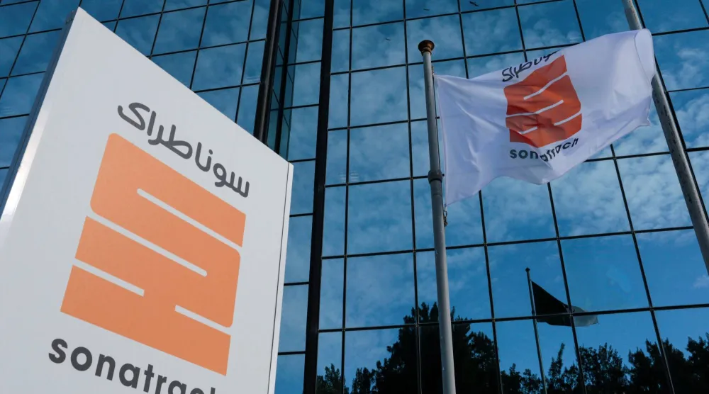 شعار شركة «سوناطراك» الجزائرية في مقرها الرئيسي بالجزائر (رويترز)