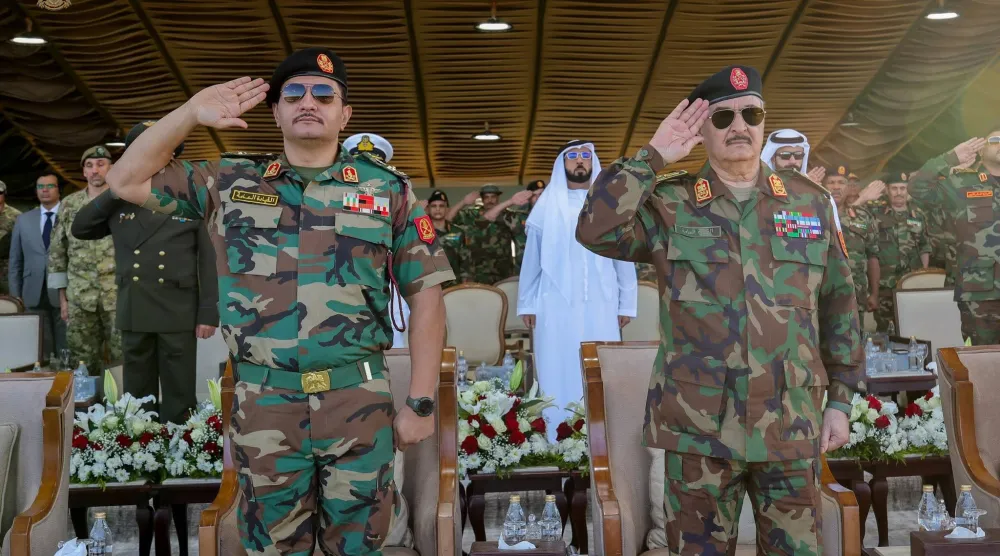 المشير خليفة حفتر ونجله ونائبه صدام خلال إحياء الذكرى الثانية عشرة لدخول الجيش إلى بنغازي (إعلام القيادة العامة)