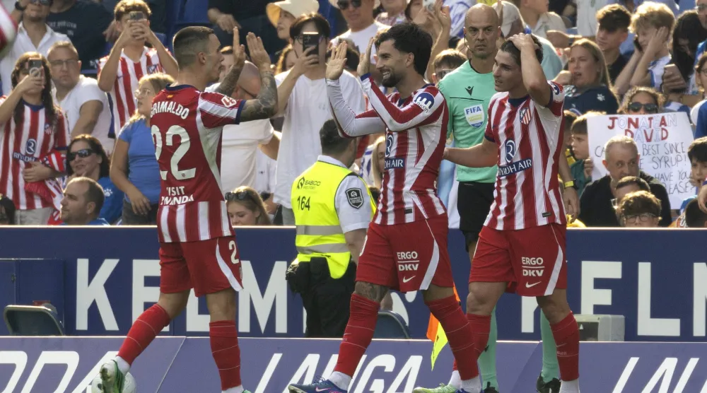 فرحة لاعبي أتليتكو مدريد بالهدف في مرمى إسبانيول (إ.ب.أ)