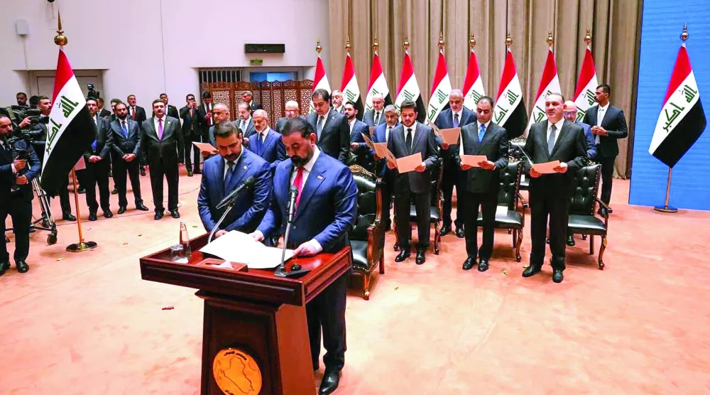رئيس البرلمان العراقي هيبت الحلبوسي يقرأ اليمين الدستورية وإلى جانبه رئيس الحكومة علي الزيدي ومن خلفهما وزراء جدد يوم 15 أكتوبر 2026 (إعلام حكومي)