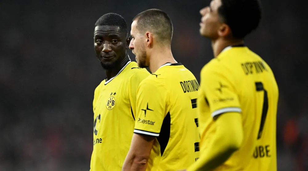 حسرة لاعبي دورتموند بعد التعادل في برلين (رويترز)