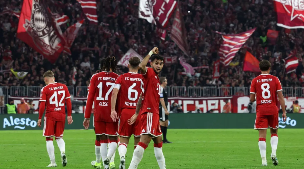 لاعبو بايرن ميونيخ يحيون جماهير أليانز أرينا بعد الفوز الكبير على لايبزيغ (د.ب.أ)