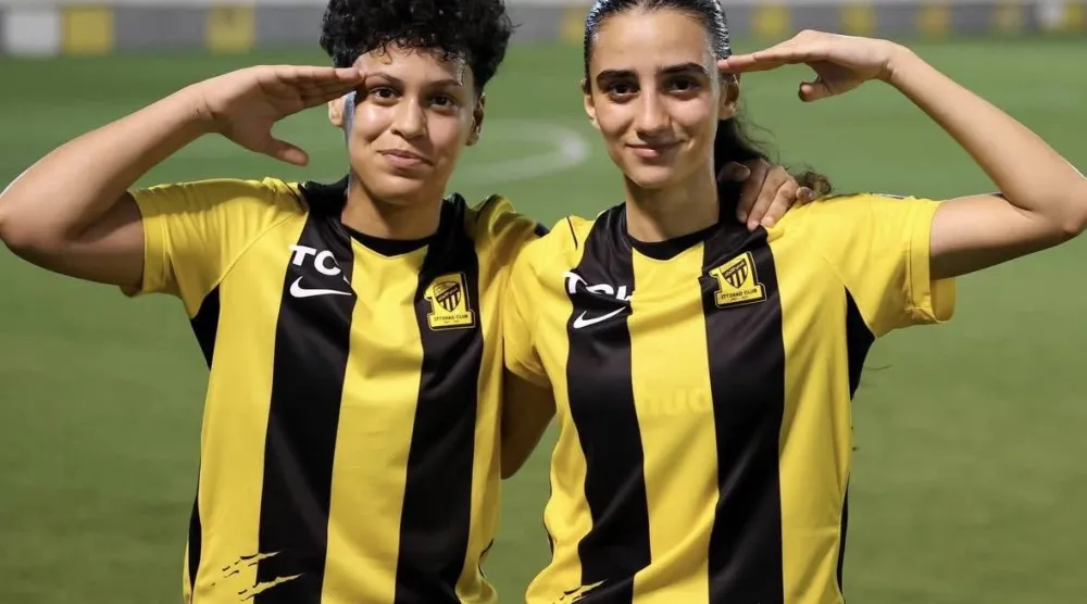 لاعبات الاتحاد يحتفلن بالفوز (الشرق الأوسط)
