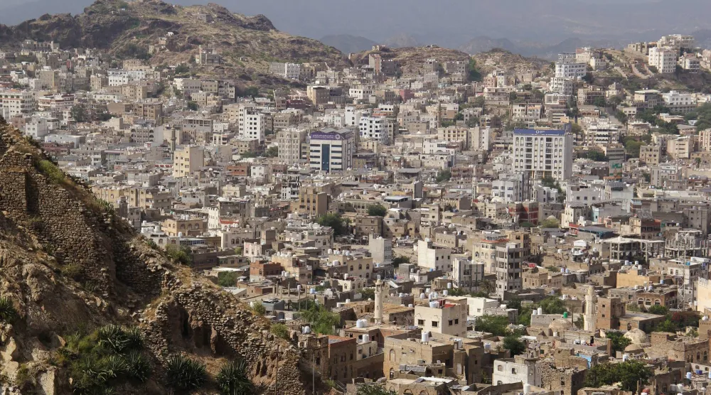 منظر عام لمدينة تعز المحاصرة من قبل الحوثيين (رويترز)