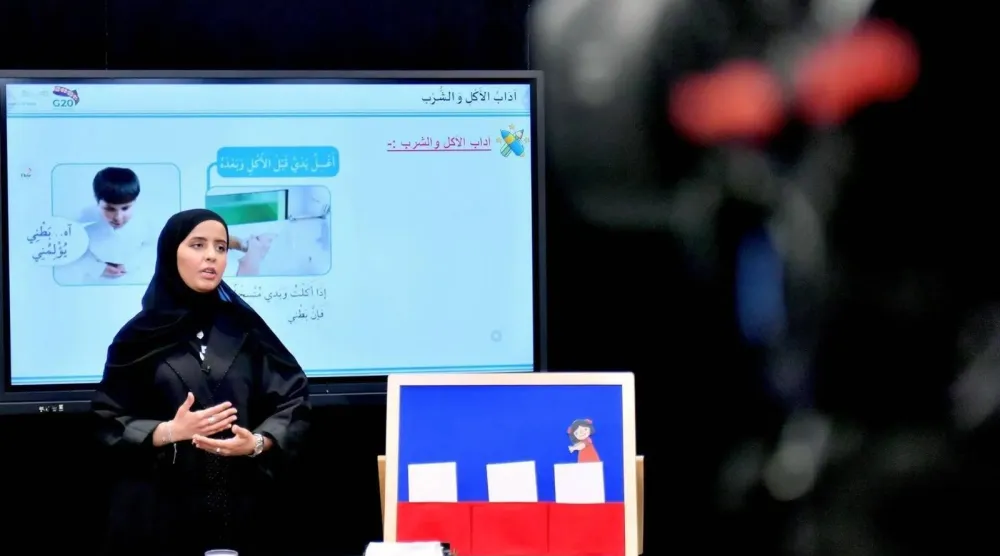 معلمة سعودية تشرح المنهج التعليمي للطلبة عبر منصة «مدرستي» (واس)