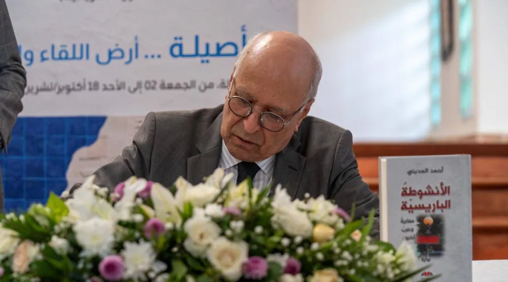 الروائي المغربي أحمد المديني يوقع روايته الأنشوطة الباريسية في موسم أصيلة (الشرق الأوسط)