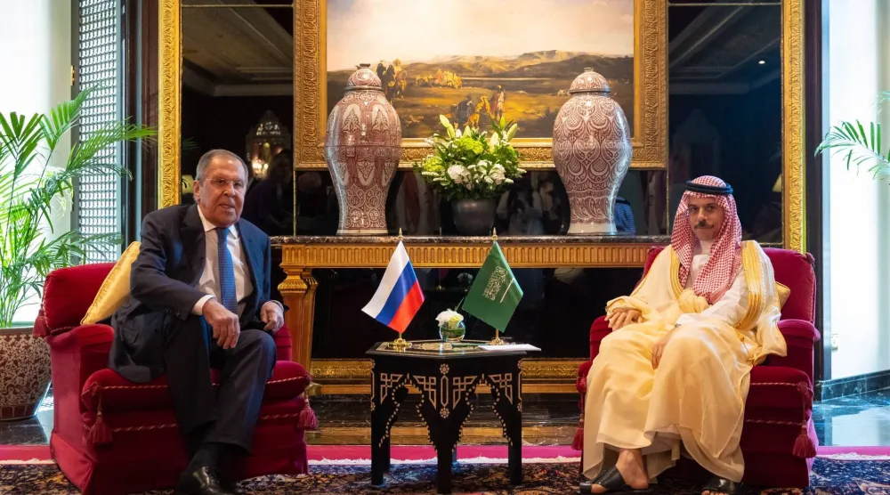 الأمير فيصل بن فرحان وزير الخارجية السعودي خلال لقائه نظيره الروسي سيرغي لافروف في المنامة (واس)