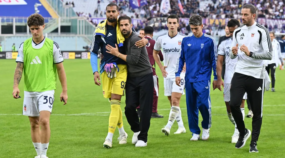 الإسباني سيسك فابريغاس مدرب كومو يحتفل مع مواطنه الحارس روبرت سانشيز بالفوز على الفيولا (رويترز)