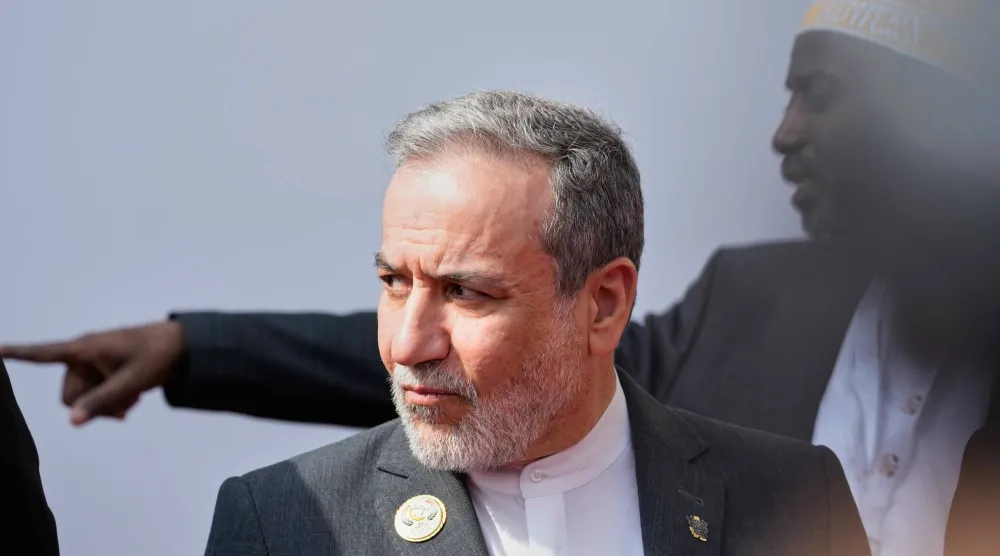 وزير الخارجية الإيراني عباس عراقجي لدى وصوله إلى الجلسة الافتتاحية للاجتماع الـ52 لمجلس وزراء خارجية منظمة التعاون الإسلامي في بغداد السبت (أ.ب) 