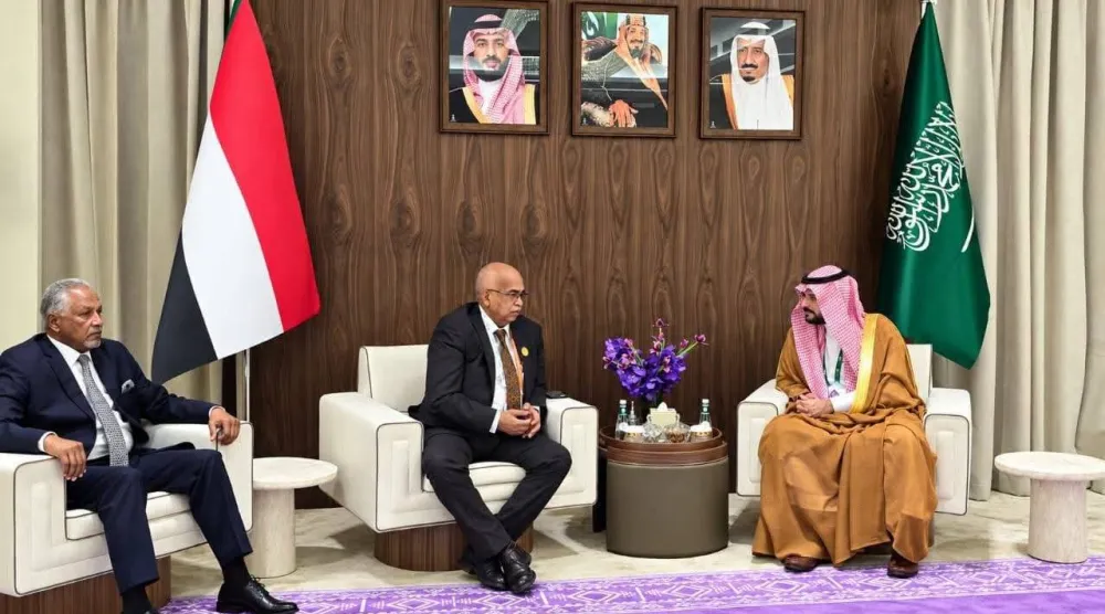 وزير الطاقة والنفط السوداني المعتصم إبراهيم خلال اجتماعه مع مساعد وزير الطاقة السعودي محمد عبد الرحمن على هامش مؤتمر البترول العالمي (إكس)