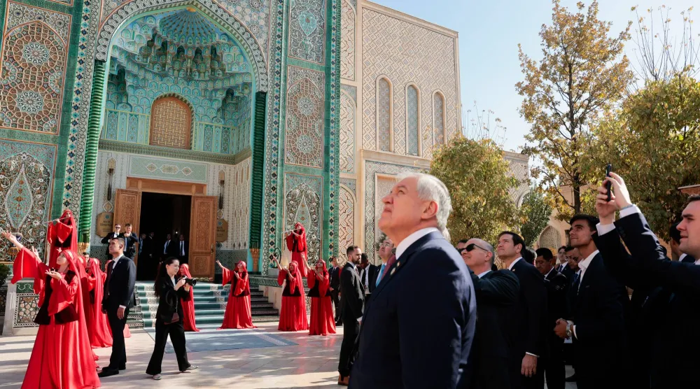 وزير الخارجية الأميركي ماركو روبيو يشاهد عرضاً ثقافياً برفقة مسؤولين من آسيا الوسطى بينهم وزيرا الخارجية الكازاخستاني مختار تيلوبيردي والطاجيكستاني سراج الدين محيي الدين في سمرقند بأوزبكستان (أ.ب)