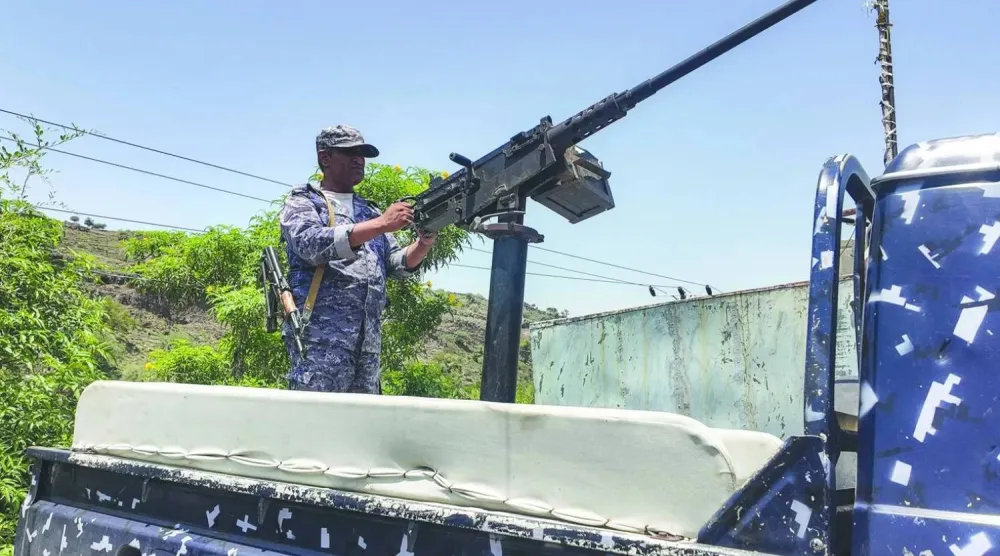 A member of the Saudi-backed Yemeni government forces, including National Army and Taiz Axis forces, mans a turret mounted on the back of a pickup truck at a checkpoint along the Kadha frontline west of Taiz in western Yemen on September 13, 2026. (AFP) 