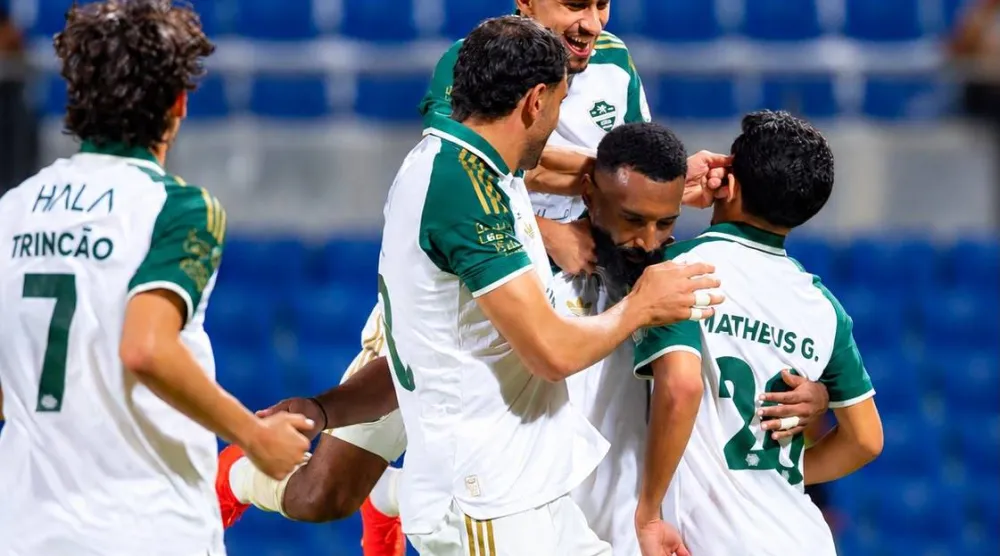 الاحتفال بتسجيل الهدف الثالث عبر اللاعب أرتيم (نادي الأهلي)
