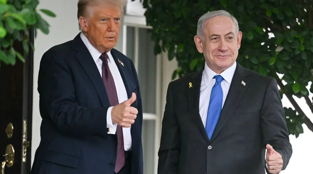 ترمب يستقبل نتنياهو لدى وصوله إلى الجناح الغربي في البيت الأبيض بواشنطن في سبتمبر 2025 (أ.ف.ب)