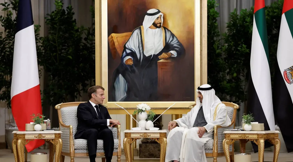 الشيخ محمد بن زايد آل نهيان رئيس الإمارات مع الرئيس الفرنسي إيمانويل ماكرون في أبوظبي (أ.ف.ب)