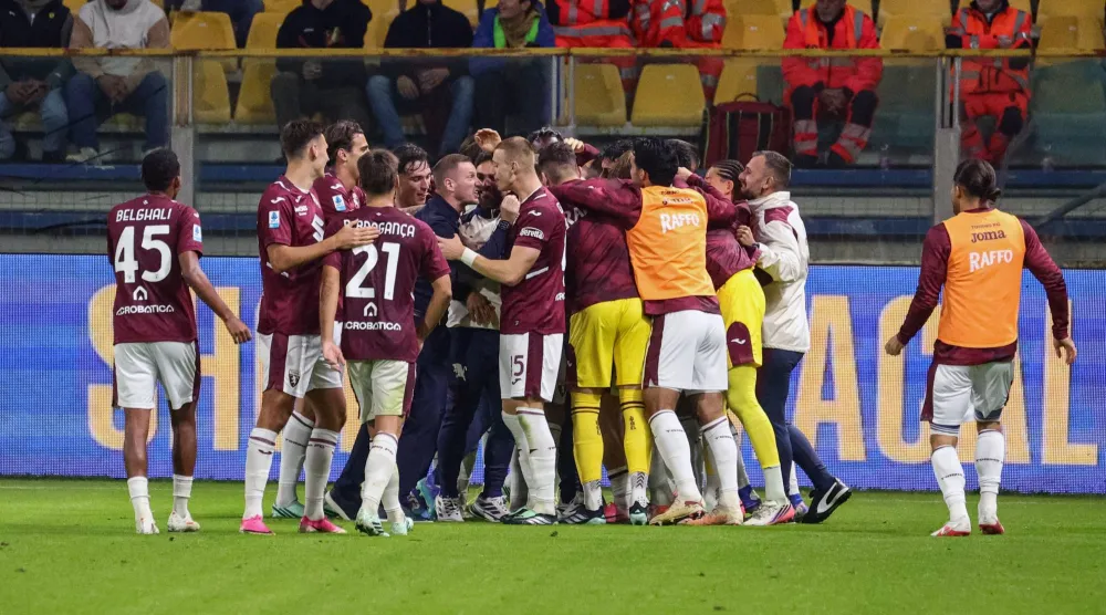 لاعبو تورينو يحتفلون بالهدف الثالث خلال مواجهة بارما في الدوري الإيطالي (إ.ب.أ)
