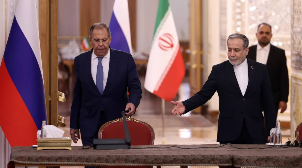 وزير الخارجية الإيراني عباس عراقجي (يمين) خلال استقباله نظيره الروسي سيرغي لافروف في طهران (إ.ب.أ)
