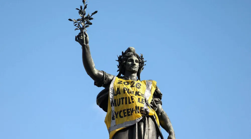 نصب الجمهورية الفرنسية (Monument à la République) وقد وُضعت عليه سترة صفراء وذلك في اليوم التالي لاندلاع اشتباكات في «ساحة الجمهورية» بباريس (رويترز)