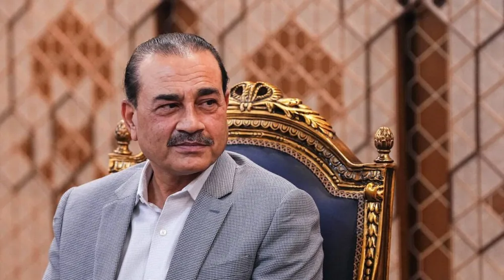 قائد الجيش الباكستاني عاصم منير على هامش لقائه مع رئيس البرلمان الإيراني و كبير المفاوضين محمد باقر قاليباف في مايو الماضي (أرشيفية - البرلمان الإيراني)