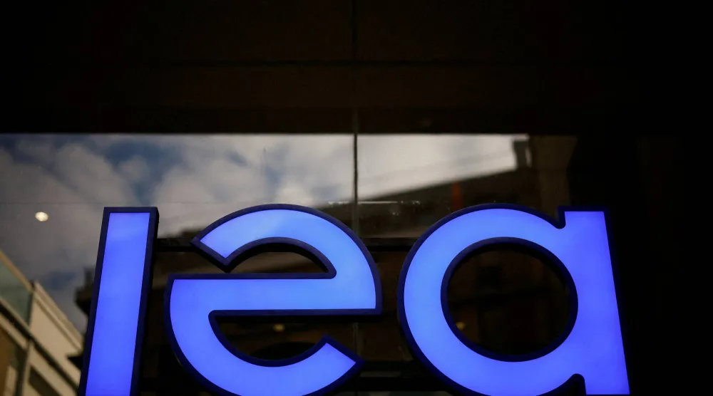 شعار وكالة الطاقة الدولية في باريس (رويترز)