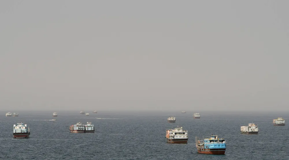 السفن في مضيق هرمز، كما تظهر من مسندم، عمان (رويترز)