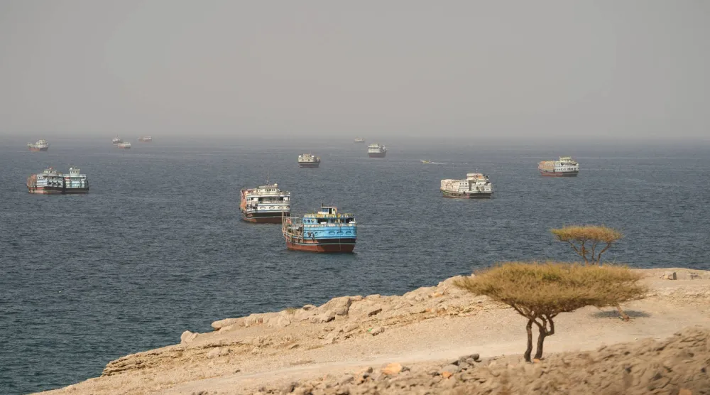 السفن في مضيق «هرمز» كما تظهر من مسندم بعمان (رويترز)