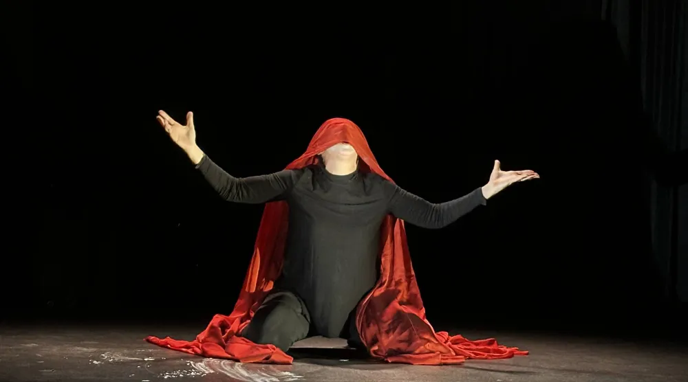 الأسود يُظهر قتامتَه الأحمرُ  (الشرق الأوسط)