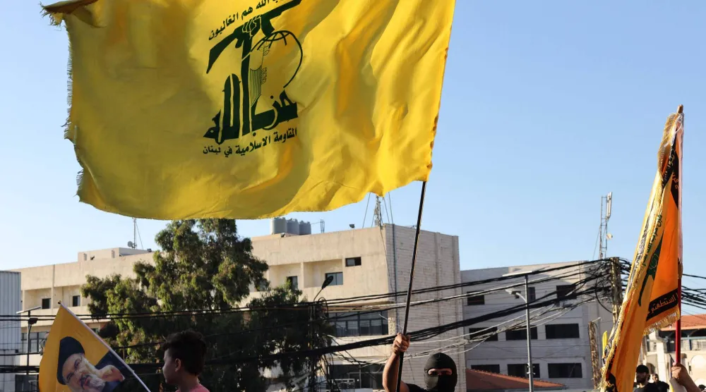 أنصار لـ«حزب الله» يلوِّحون بأعلام الجماعة في الضاحية الجنوبية لبيروت يوم 27 سبتمبر الماضي (أ.ف.ب)