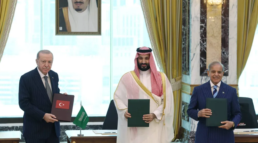 محمد بن سلمان ورجب طيب إردوغان وشهباز شريف عقب توقيع «اتفاقية مكة» (الرئاسة التركية)