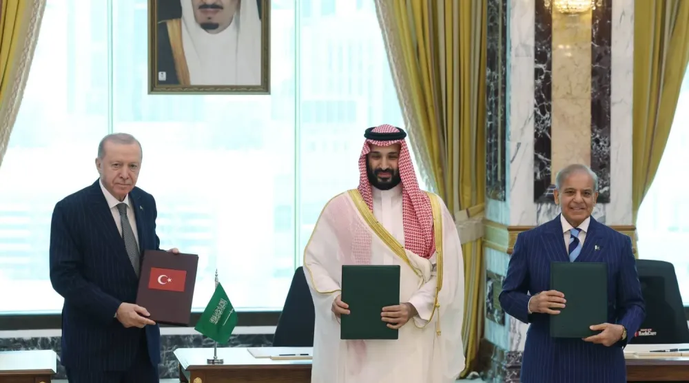 Suudi Arabistan Veliaht Prensi Muhammed bin Selman, Cumhurbaşkanı Recep Tayyip Erdoğan ve Pakistan Başbakanı Şahbaz Şerif, Mekke Anlaşması’nın imza töreninin ardından (Türkiye Cumhurbaşkanlığı)