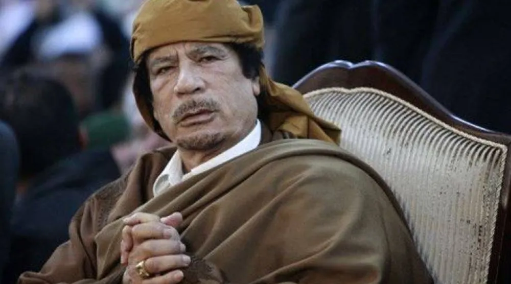 الزعيم الليبي الراحل معمر القذافي (أرشيفية من رويترز)