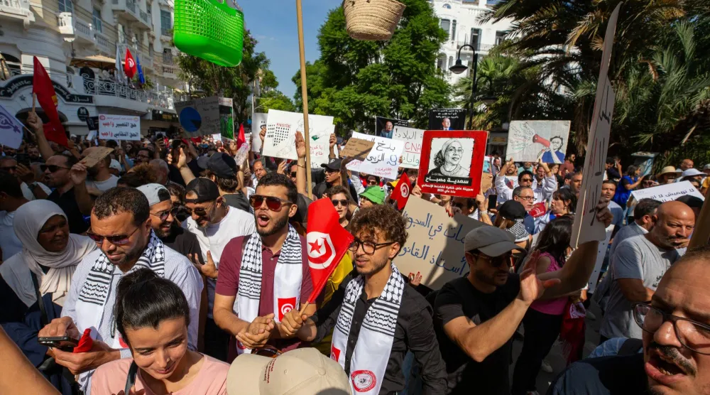 جانب من المسيرة الوطنية السبت الماضي التي تضمَّنت احتجاجات ضد الغلاء وتراجع القدرة الشرائية (أ.ب)