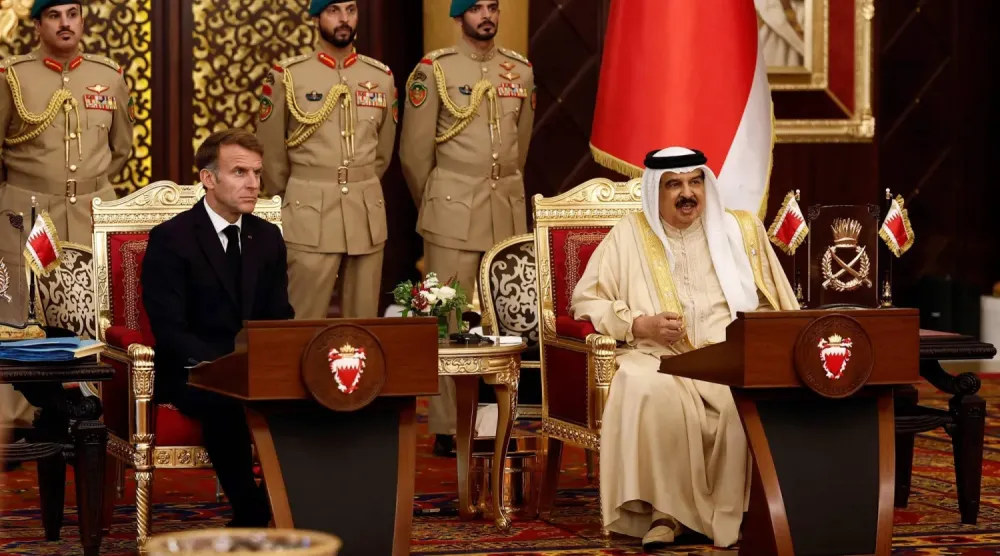 Bahreyn Kralı Hamad bin İsa, Fransa Cumhurbaşkanı Emmanuel Macron ile resmî görüşmelerde bulunurken (AFP)