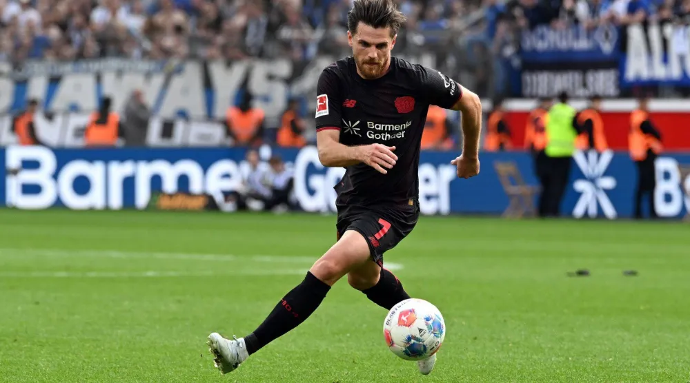 لاعب وسط ليفركوزن يوناس هوفمان (د.ب.أ)