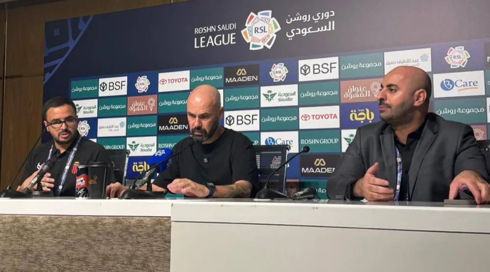 ماوريسيو دولاك مدرب فريق الرياض خلال المؤتمر الصحافي (الشرق الأوسط)