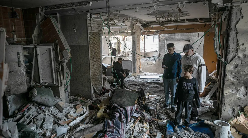 فلسطينيون يتفقّدون منزلاً مدمّراً إثر غارة إسرائيلية غرب مدينة غزة يوم 20 أكتوبر 2026 (إ.ب.أ)