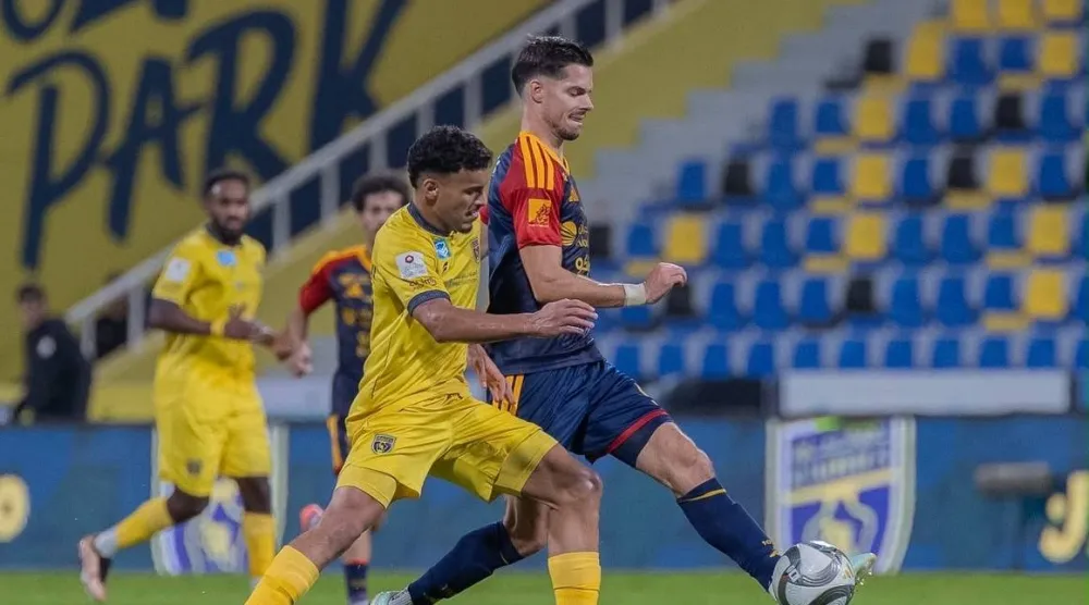 جوليان فايغل لاعب القادسية في صراع مع لاعب التعاون (تصوير: صالح الغنام)