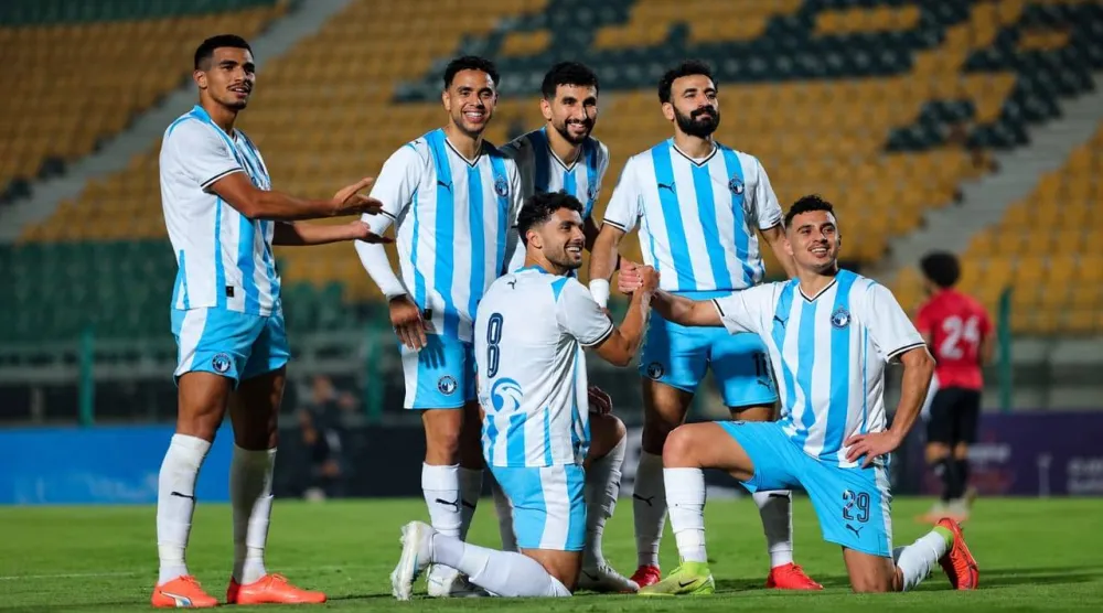 لاعبو بيراميدز يحتفلون بالفوز على طلائع الجيش ومواصلة صدارة الدوري المصري (نادي بيراميدز)