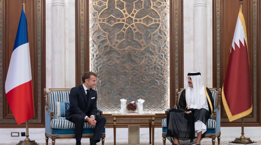 أمير قطر الشيخ تميم بن حمد والرئيس الفرنسي إيمانويل ماكرون خلال جلسة مباحثات في الدوحة الثلاثاء (قنا)
